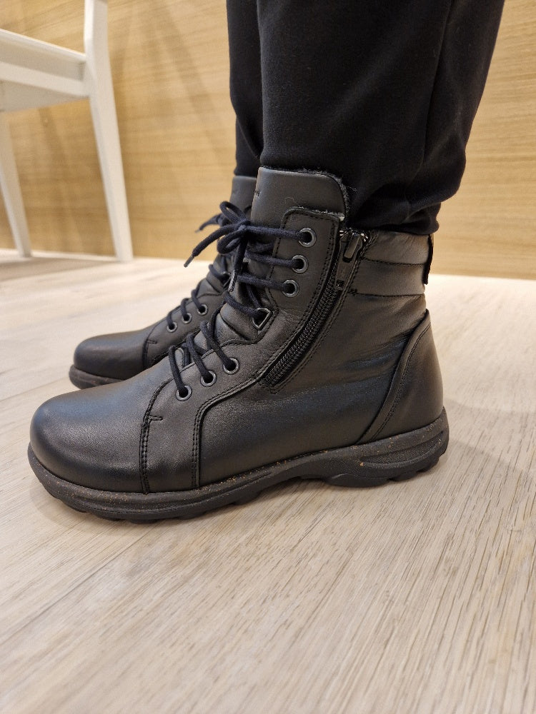 Leveäkärkiset ja hyvin avautuvat New Feet nilkkurit - vain Kenkä-Ralesta